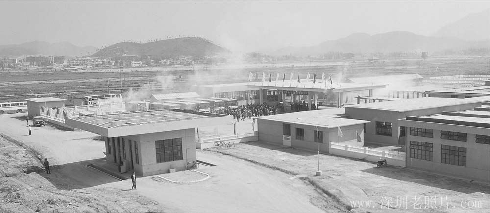 文锦渡客货口岸落成通车(1981)