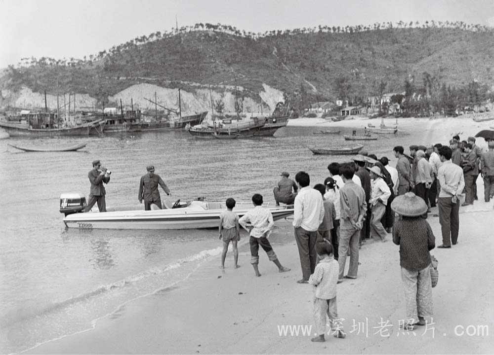 南澳居民缴获偷渡快艇(1975)