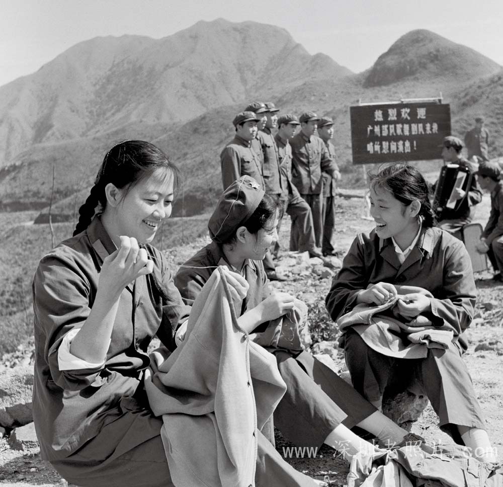 女演员为战士补衣服(1975)