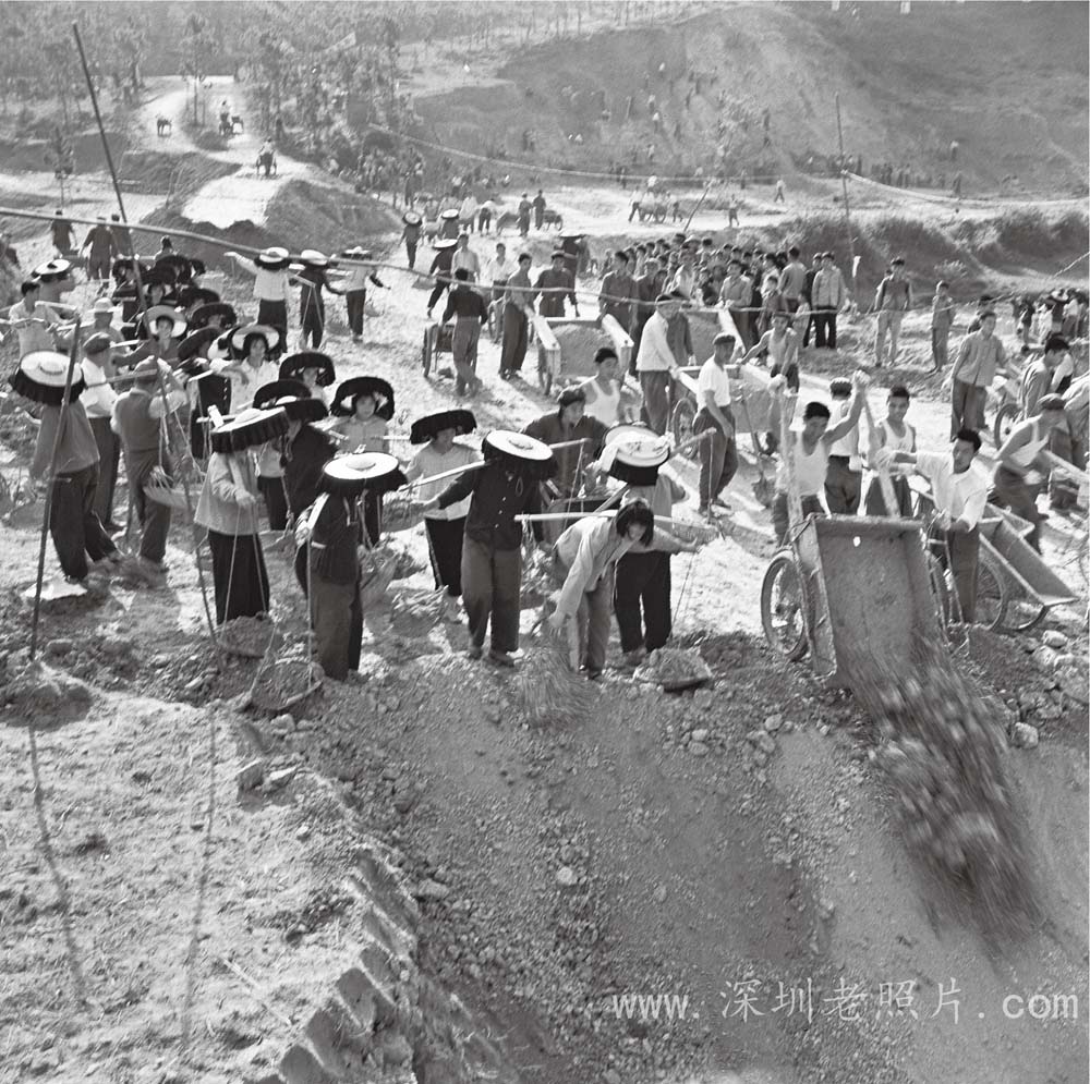 战士与社员共建军民水库(1975)