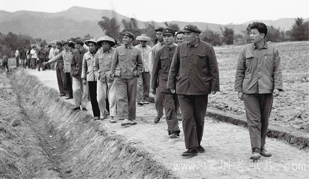 县委书记方苞参观横岗支农工地(1975)