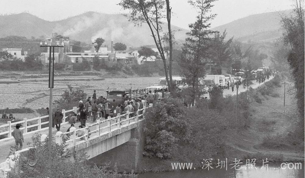 文锦渡公路挤满外逃人员和各公社接人车辆(1979)