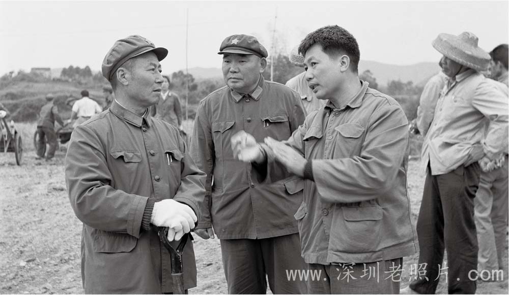 军区司令员、副司令员同县委书记交谈(1975)