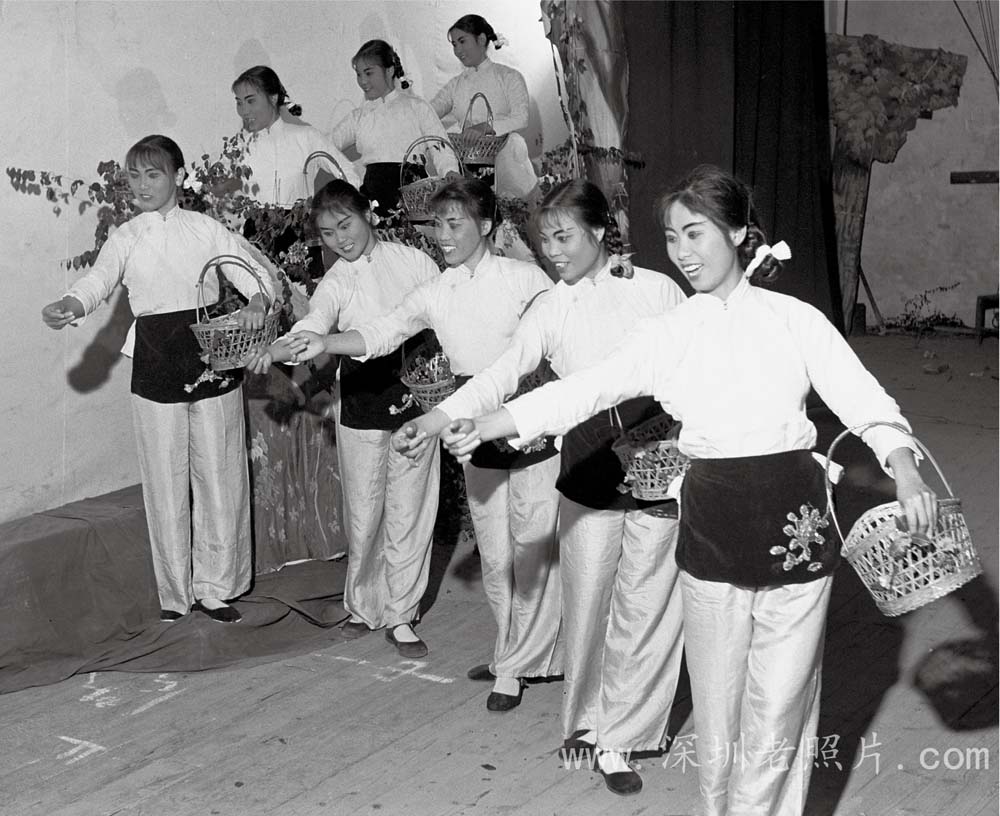 盐田公社代表队演出“采茶舞”(1973)
