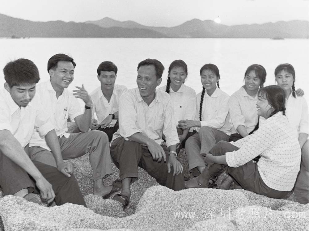 县知青办领导慰问珍珠场知青(1973)