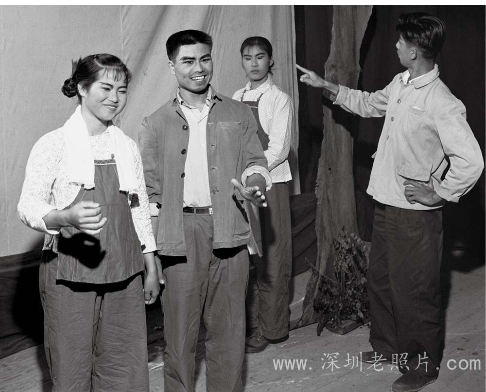 龙岗公社代表队演出“讲生育”(1973)