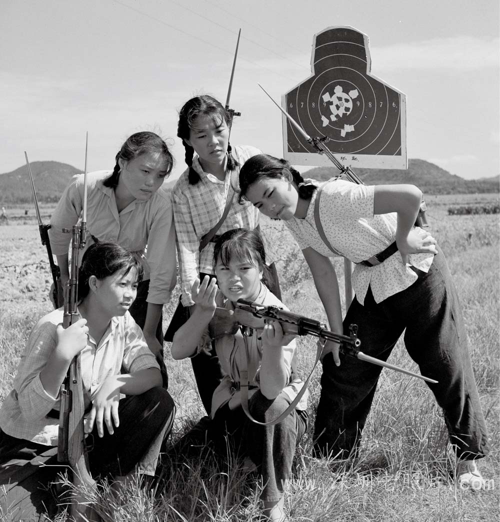 文锦渡民兵交流射击经验(1974)