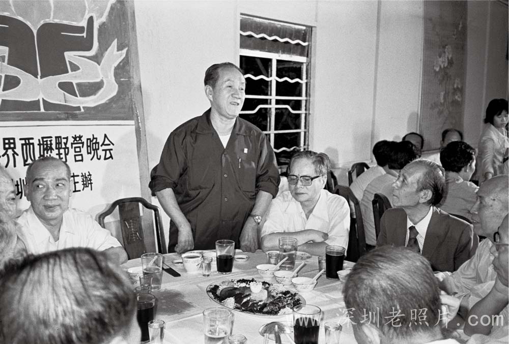 为庆祝深圳文联成立，省港深文艺界在西丽湖举办野营集会(1981)
