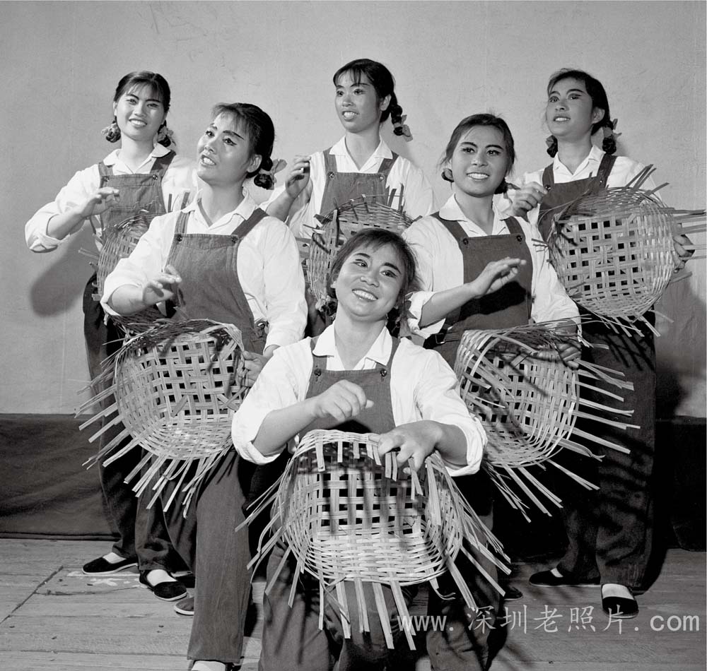 南头公社代表队演出“织箩姑娘”(1973)