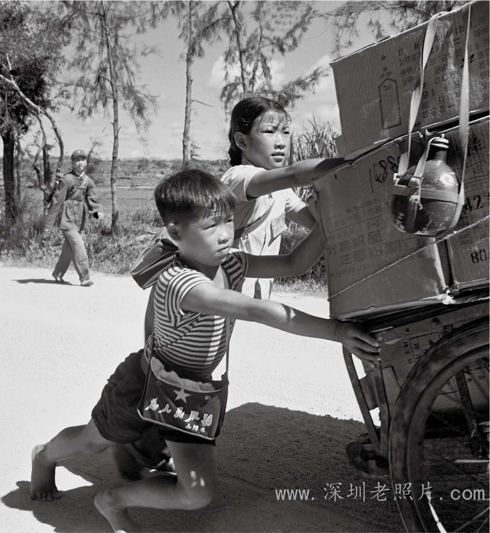 南头学生放学路上做好事(1972)