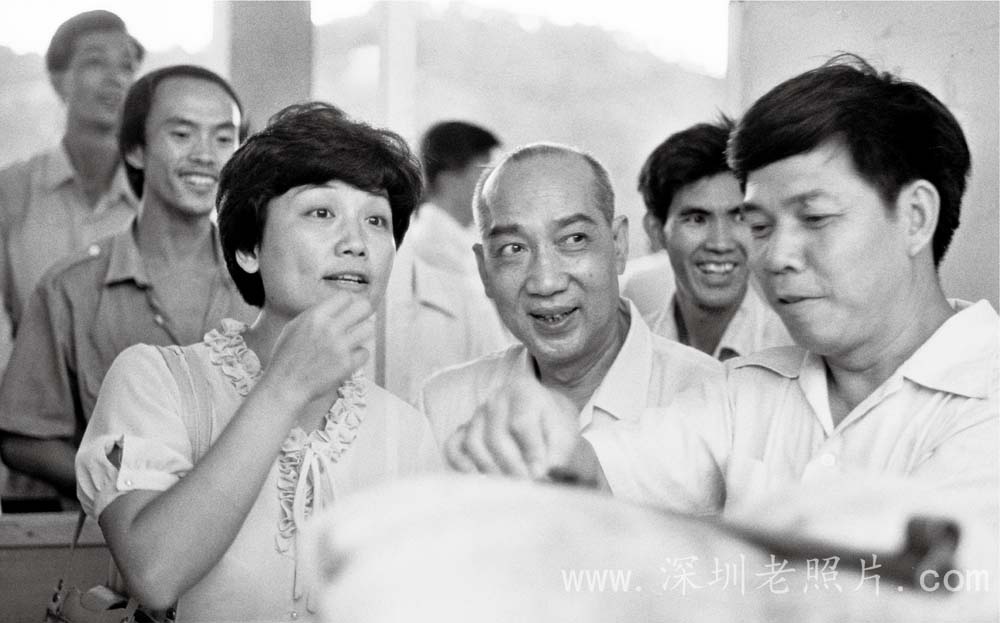 黄施民在射击场上(1981)