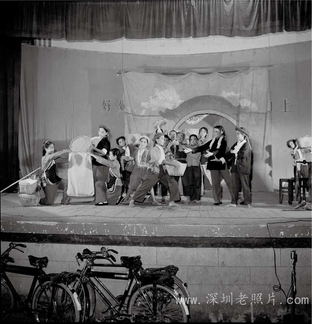 新南小学生演出杜鹃山剧目“深情如海”(1975)