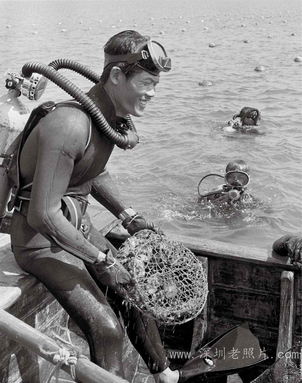 东山珍珠场海上作业(1973)