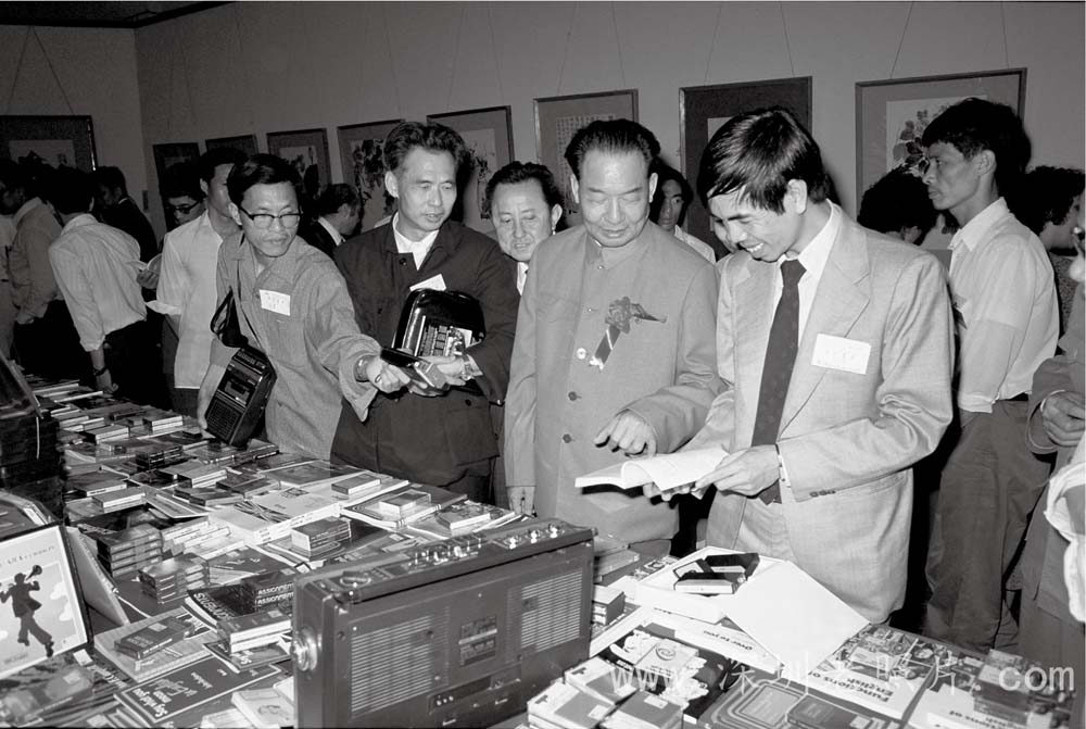 市长梁湘参观书市(1983)