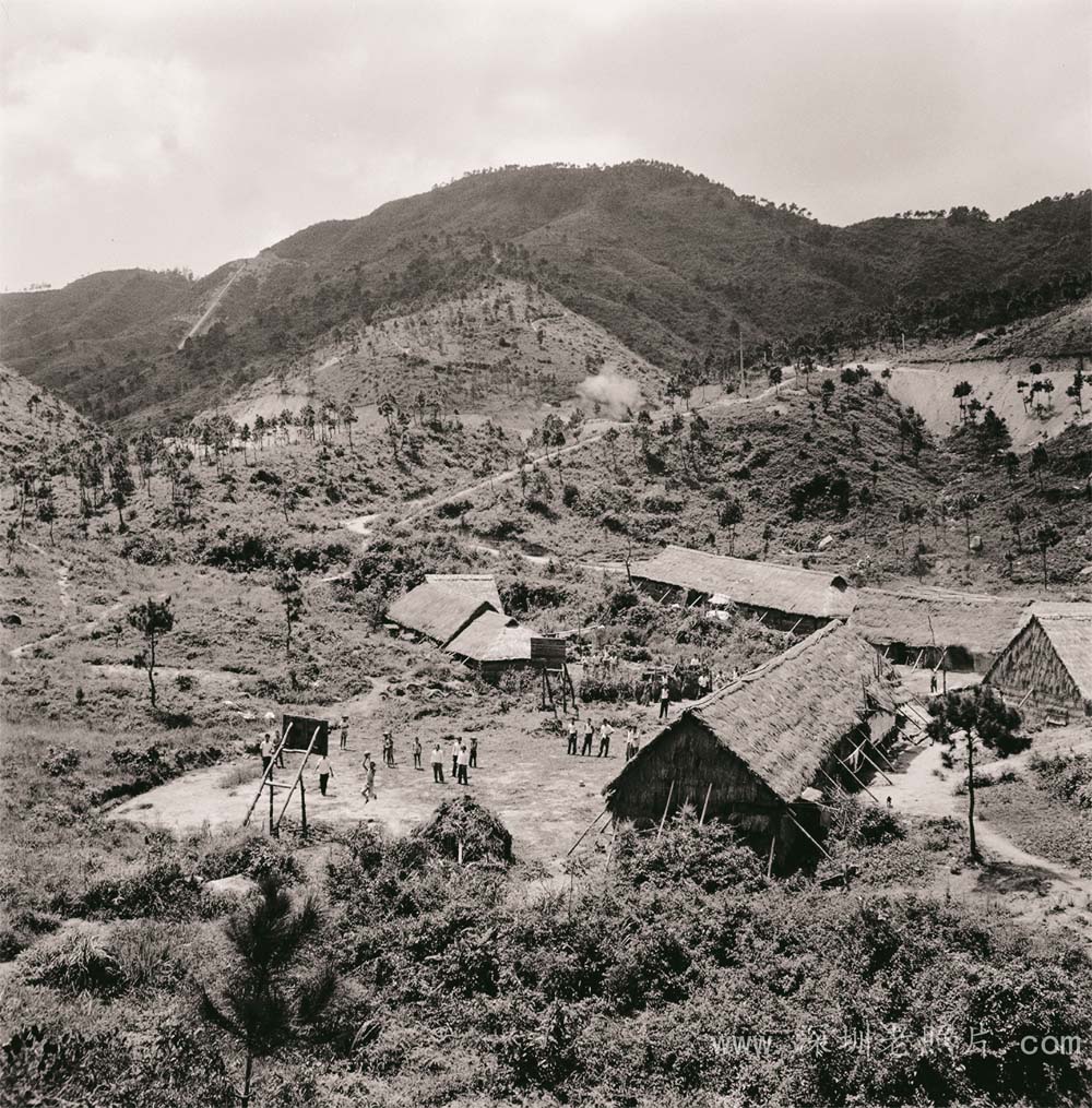 三洲田建设者身居荒山茅棚