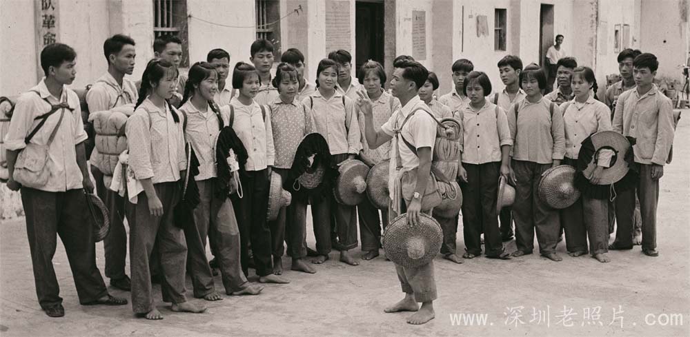 坪西青年突击队伍集合出发