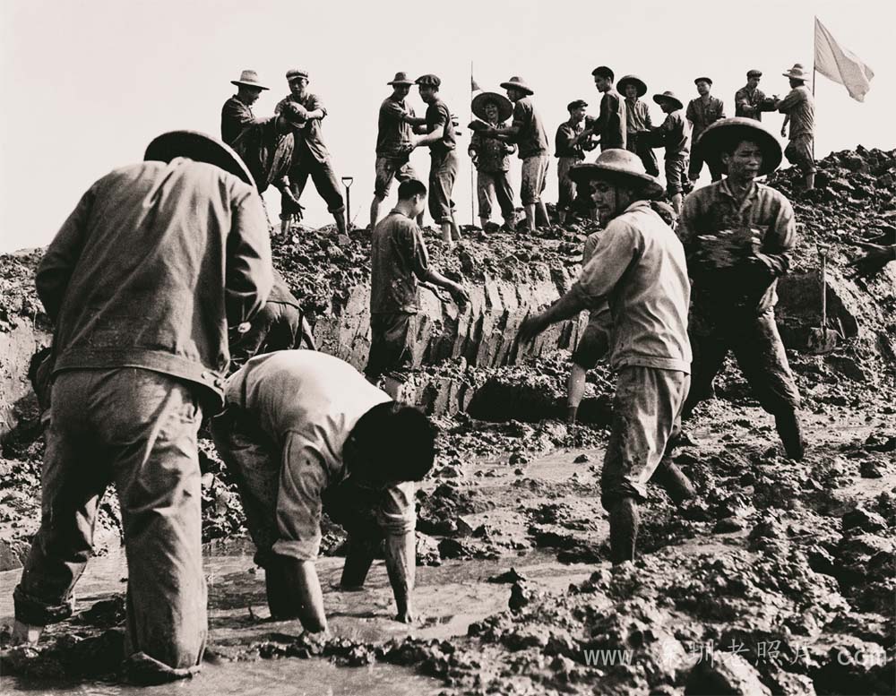 氮肥厂工人参加治理深圳河