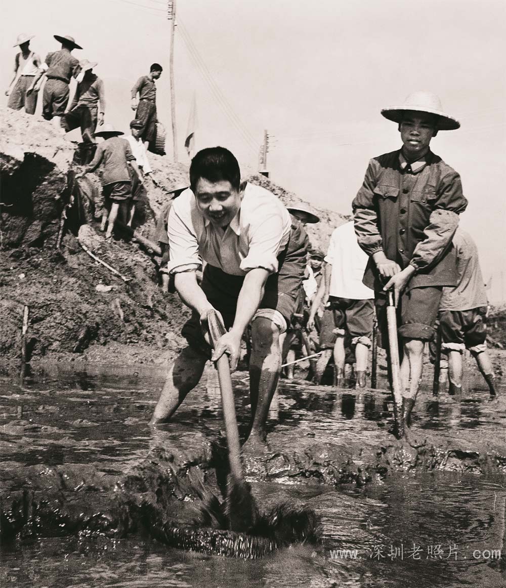 驻深部队官兵参加治河劳动