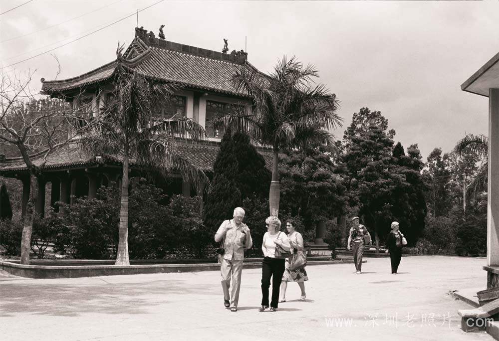 深圳水库的外国游客(1977)