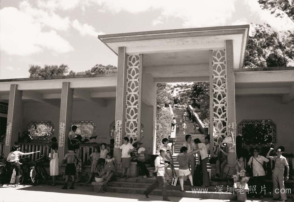 深圳水库已成为深港澳人民旅游的好去处(1982)