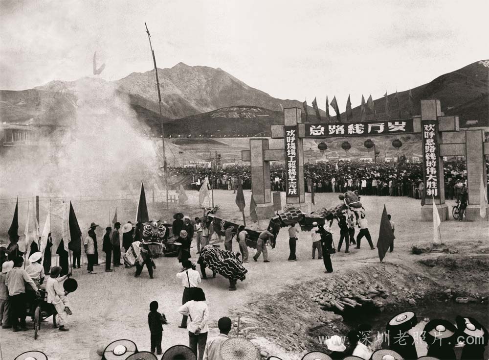 欢呼堤坝工程提早完成（1960）张强摄