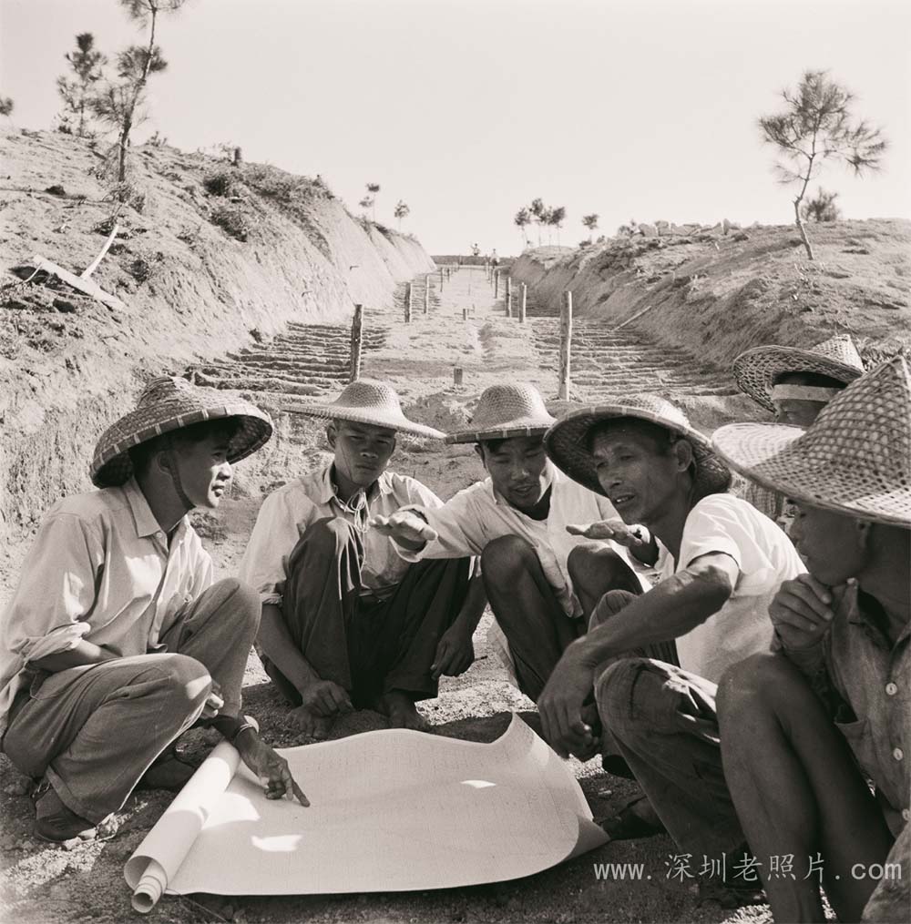 工程技术人员在研讨工程技术人员在研讨