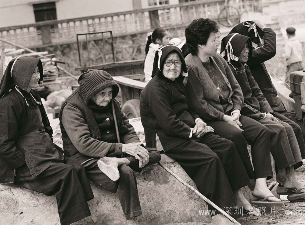 西贡村老妇(大鹏1974)