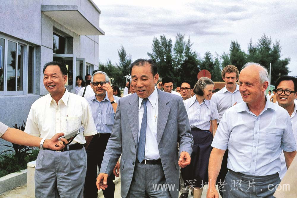 招商局领导袁庚陪同来访港督尤德爵士参观蛇口（1982）