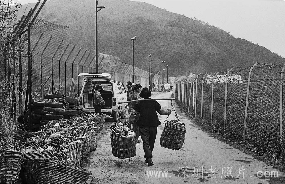 边境农民过境卖菜（1979）