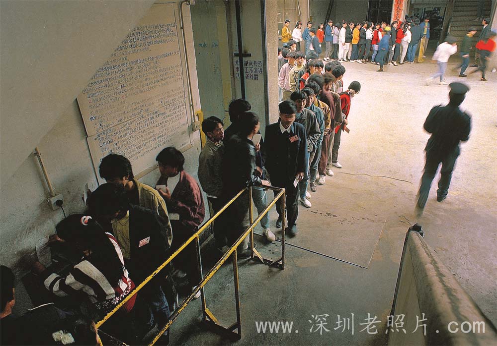 工人排队打卡上班（1981）