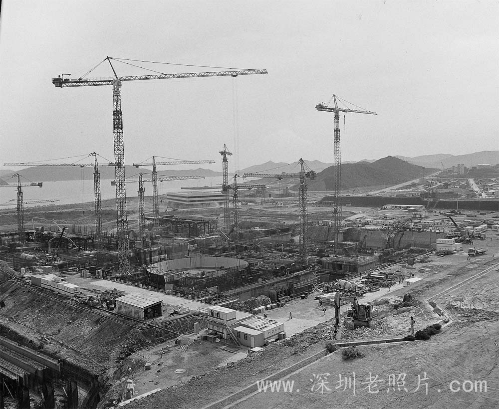 我国第一座大型核电站在深圳大亚湾动工兴建