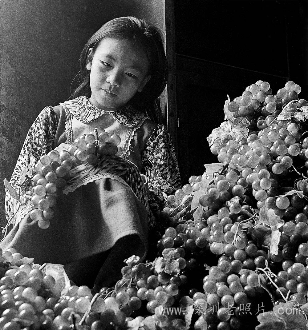 小学生做完作业帮家里加工串葡萄（1978）