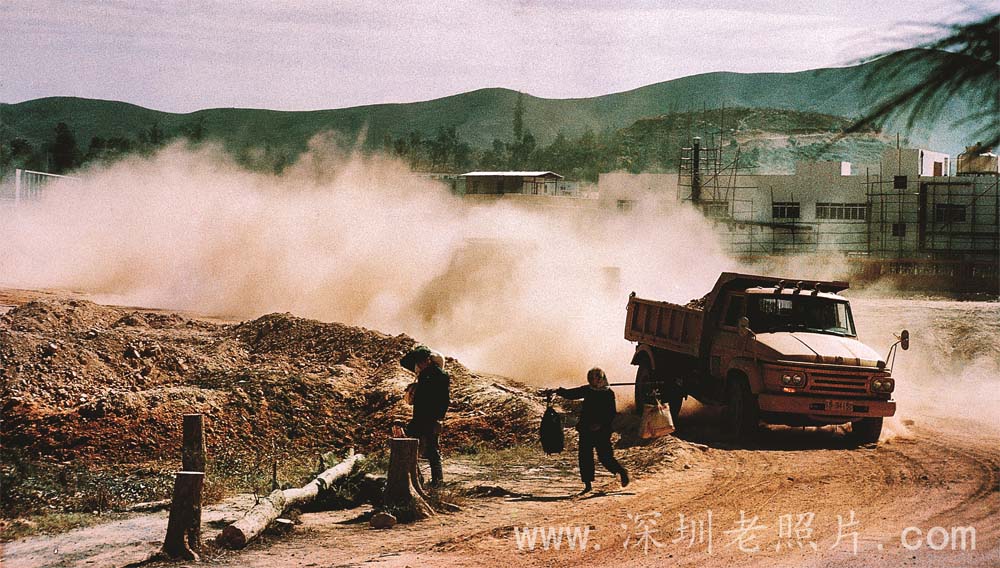 上百台运土汽车白天黑夜不断地将罗湖山的130万立方米土运往罗湖小区（1980）