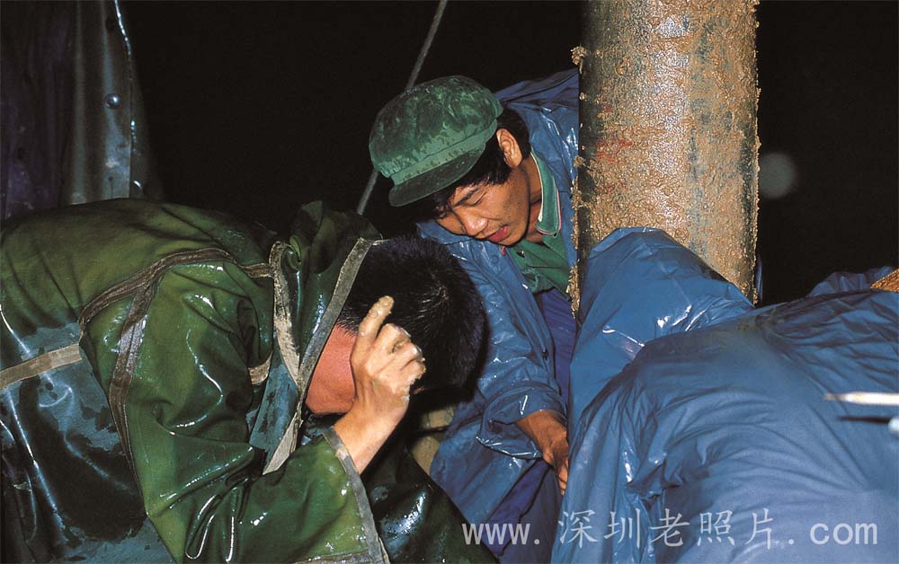 罗湖崛起，罗湖建设者做出巨大贡献，这是工人们在冒雨夜战（1982）